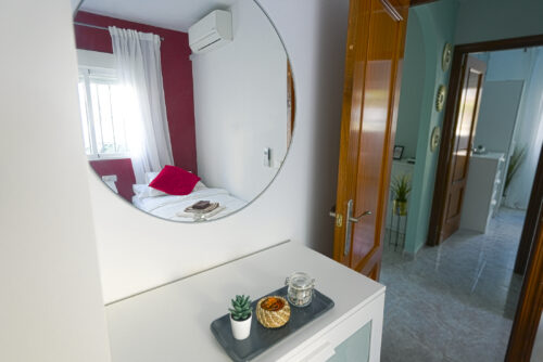 Červená ložnice s klimatizací, zrcadlem, skříní, komodou