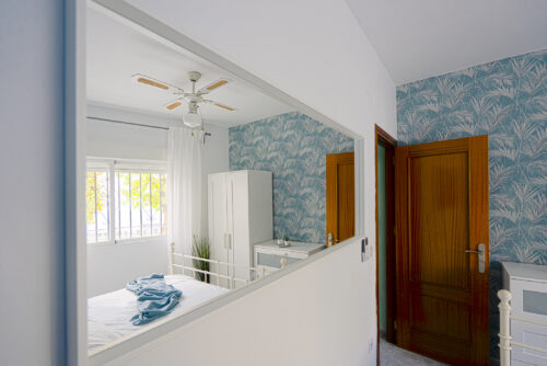 Modrá ložnice s klimatizací, zrcadlem, skříní, komodou